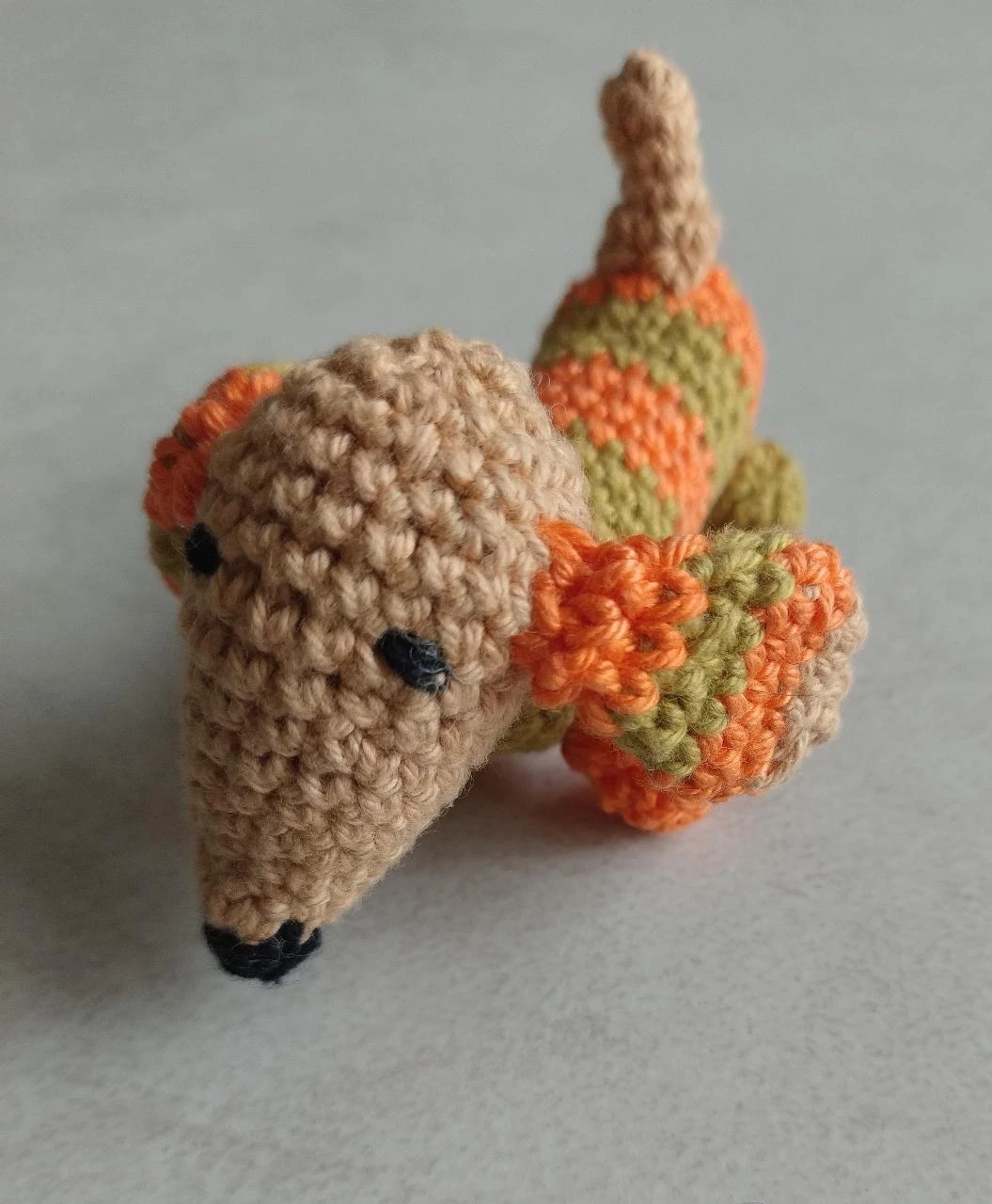 Colgante de llave hecho a mano con diseño de teckel, ganchillo, naranja verde – photo 2